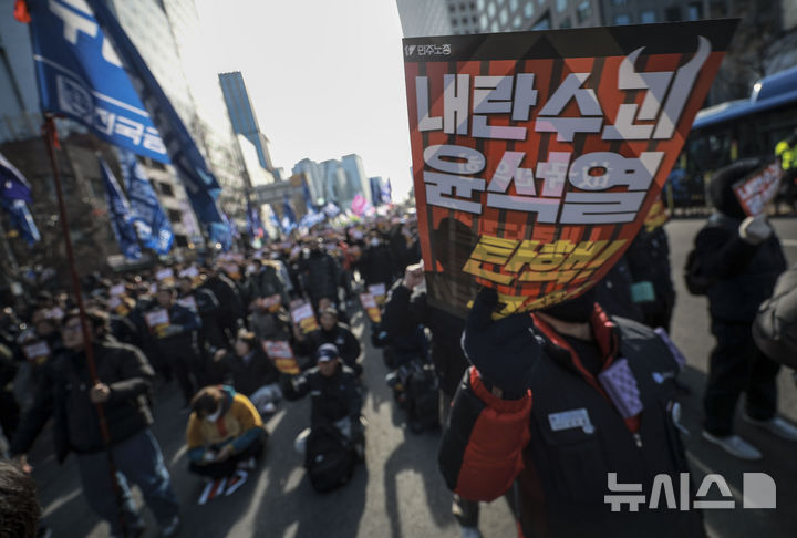 [서울=뉴시스] 정병혁 기자 = 12일 서울 중구 세종대로에서 열린 '내란주범 윤석열 즉각 탄핵, 구속 내란동조 국민의힘 해체' 노동자 시민대회에서 민주노총 조합원을 비롯한 참가자들이 구호를 외치고 있다. 2024.12.12. jhope@newsis.com