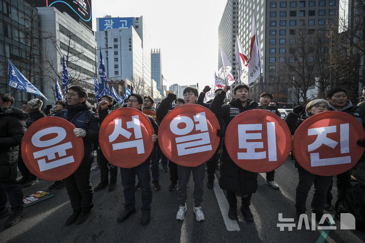 [서울=뉴시스] 정병혁 기자 = 12일 서울 중구 세종대로에서 열린 '내란주범 윤석열 즉각 탄핵, 구속 내란동조 국민의힘 해체' 노동자 시민대회에서 민주노총 조합원을 비롯한 참가자들이 피켓을 들고 있다. 2024.12.12. jhope@newsis.com