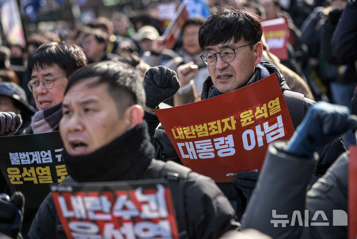 [서울=뉴시스] 정병혁 기자 = 12일 서울 중구 세종대로에서 열린 '내란주범 윤석열 즉각 탄핵, 구속 내란동조 국민의힘 해체' 노동자 시민대회에서 민주노총 조합원을 비롯한 참가자들이 구호를 외치고 있다. 2024.12.12. jhope@newsis.com