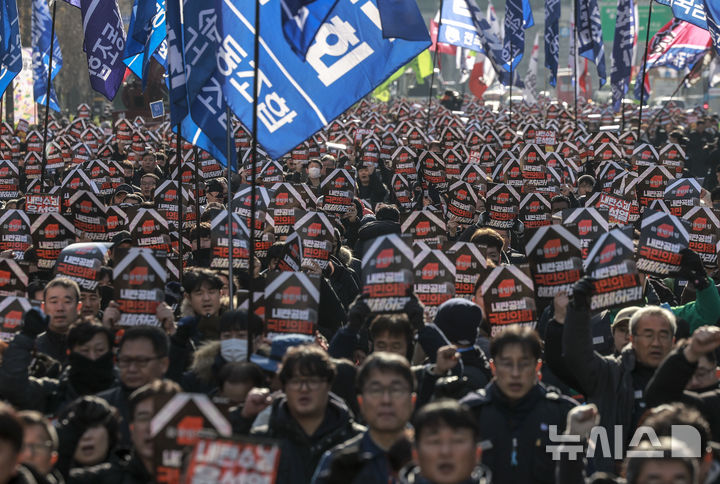 [서울=뉴시스] 정병혁 기자 = 12일 서울 중구 세종대로에서 열린 '내란주범 윤석열 즉각 탄핵, 구속 내란동조 국민의힘 해체' 노동자 시민대회에서 민주노총 조합원을 비롯한 참가자들이 구호를 외치고 있다. 2024.12.12. jhope@newsis.com