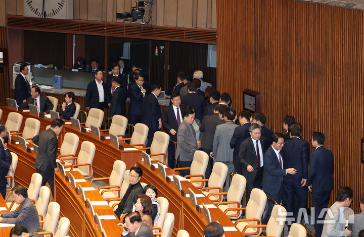 [서울=뉴시스] 고승민 기자 = 국민의힘 의원들이 12일 서울 여의도 국회에서 열린 제419회국회(임시회) 제2차 본회의에서 박성재 법무부장관 탄핵소추안, 조지호 경찰청장 탄핵소추안 투표를 하기 위해 줄을 서고 있다. 2024.12.12. kkssmm99@newsis.com