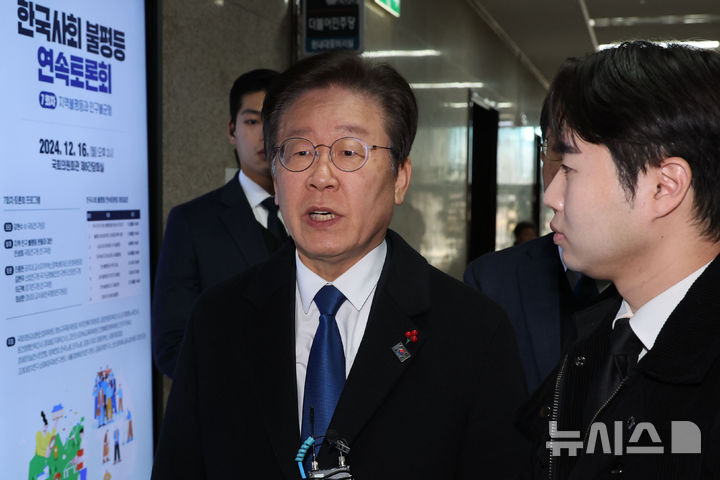 [서울=뉴시스] 권창회 기자 = 이재명 더불어민주당 대표가 12일 오후 서울 여의도 국회에서 열리는 본회의에 참석하며 취재진 질문에 답하고 있다. 2024.12.12. kch0523@newsis.com