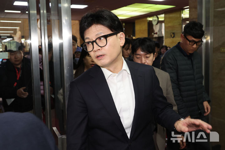 [서울=뉴시스] 권창회 기자 = 한동훈 국민의힘 대표가 12일 오후 서울 여의도 국회에서 열린 비공개 의원총회를 마치고 당대표실로 이동하고 있다. 2024.12.12. kch0523@newsis.com