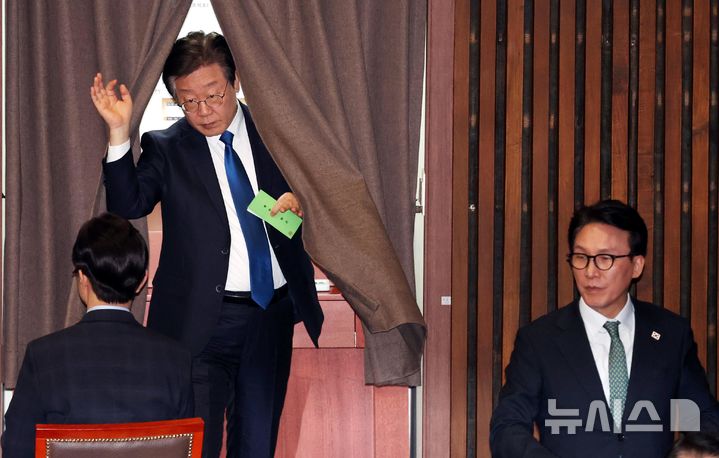 [서울=뉴시스] 조성봉 기자 = 이재명 더불어민주당 대표가 12일 오후 서울 여의도 국회에서 열린 제419회국회(정기회) 제2차 본회의에서 박성재 법무부장관과 조지호 경찰청장의 탄핵소추안 기표를 마치고 밖으로 나오고 있다.2024.12.12. suncho21@newsis.com