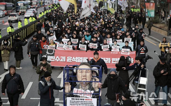 [서울=뉴시스] 정병혁 기자 = 12일 서울 중구 세종대로에서 열린 '내란주범 윤석열 즉각 탄핵, 구속 내란동조 국민의힘 해체' 노동자 시민대회를 마친 민주노총 조합원을 비롯한 참가자들이 대통령실 방향으로 행진하고 있다. 2024.12.12. jhope@newsis.com