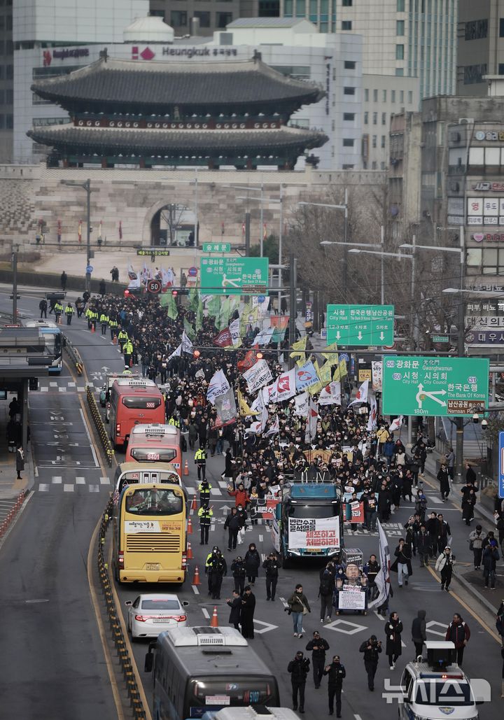 [서울=뉴시스] 정병혁 기자 = 12일 서울 중구 세종대로에서 열린 '내란주범 윤석열 즉각 탄핵, 구속 내란동조 국민의힘 해체' 노동자 시민대회를 마친 민주노총 조합원을 비롯한 참가자들이 대통령실 방향으로 행진하고 있다. 2024.12.12. jhope@newsis.com