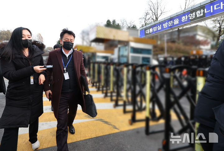 [서울=뉴시스] 최진석 기자 = 12.3 비상계엄 사태를 수사하는 경찰 국가수사본부 비상계엄 특별수사단이 합동참모본부 측의 임의제출 자료 확보를 위해 12일 서울 용산 대통령실 민원실로 향하고 있다. 2024.12.12. myjs@newsis.com