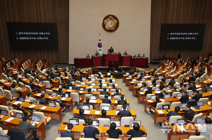 [서울=뉴시스] 고승민 기자 = 12일 서울 여의도 국회에서 열린 제419회국회(임시회) 제2차 본회의에서 박성재 법무부장관 탄핵소추안을 가결시키고 있다. 2024.12.12. kkssmm99@newsis.com