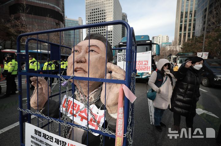 [서울=뉴시스] 정병혁 기자 = 12일 서울 중구 세종대로에서 열린 '내란주범 윤석열 즉각 탄핵, 구속 내란동조 국민의힘 해체' 노동자 시민대회를 마친 민주노총 조합원을 비롯한 참가자들이 대통령실 방향으로 행진하고 있다. 2024.12.12. jhope@newsis.com