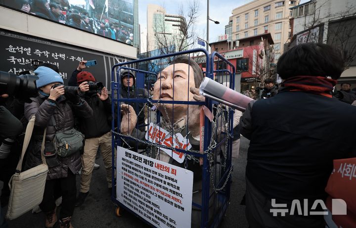 [서울=뉴시스] 정병혁 기자 = 12일 서울 중구 세종대로에서 열린 '내란주범 윤석열 즉각 탄핵, 구속 내란동조 국민의힘 해체' 노동자 시민대회를 마친 민주노총 조합원을 비롯한 참가자들이 대통령실 방향으로 행진하고 있다. 2024.12.12. jhope@newsis.com