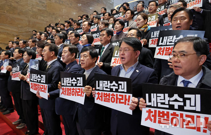 [서울=뉴시스] 조성우 기자 = 박찬대 더불어민주당 원내대표 등 의원들이 12일 오후 서울 여의도 국회에서 열린 본회의 산회 직후 로텐더홀에서 윤석열 대통령의 신속한 구속수사를 촉구하는 피케팅을 하고 있다. 2024.12.12. xconfind@newsis.com