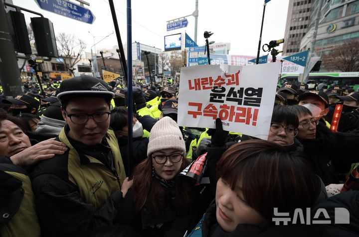 [서울=뉴시스] 정병혁 기자 = 12일 서울 중구 세종대로에서 열린 '내란주범 윤석열 즉각 탄핵, 구속 내란동조 국민의힘 해체' 노동자 시민대회를 마친 민주노총 조합원을 비롯한 참가자들이 대통령실 방향으로 행진하던 중 경찰과 대치하고 있다. 2024.12.12. jhope@newsis.com