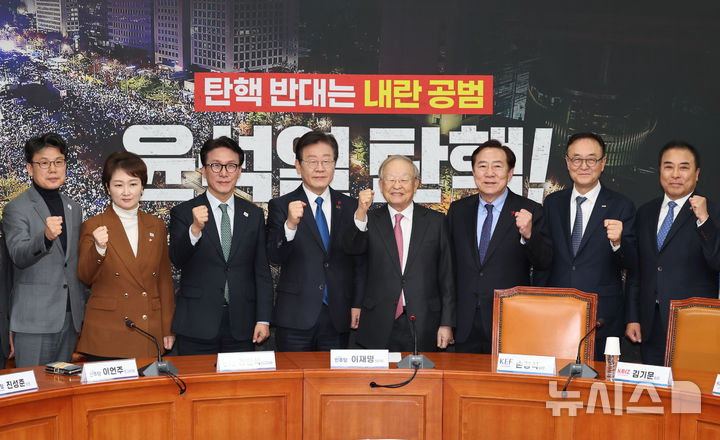 [서울=뉴시스] 권창회 기자 = 이재명 더불어민주당 대표, 손경식 한국경영자총협회 회장을 비롯한 참석자들이 12일 오후 서울 여의도 국회에서 열린 경제단체 긴급 간담회에서 기념촬영을 하고 있다. 2024.12.12. kch0523@newsis.com