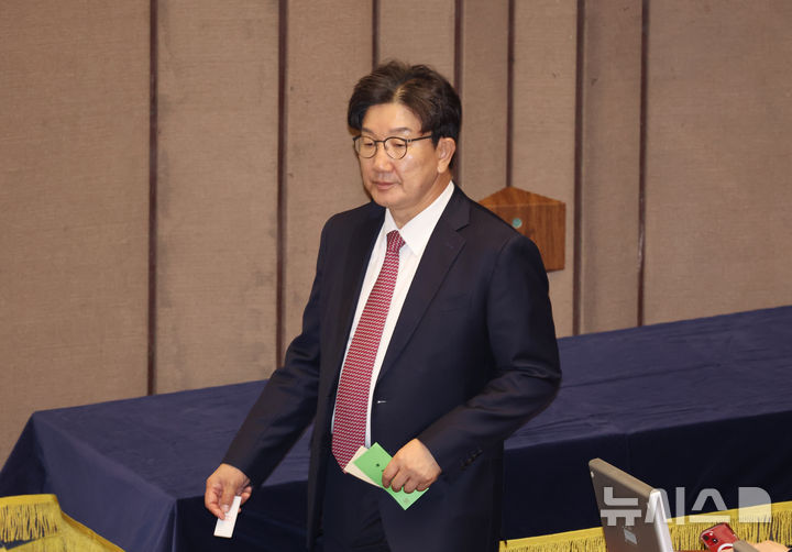 [서울=뉴시스] 고승민 기자 = 권성동 국민의힘 원내대표가 12일 서울 여의도 국회에서 열린 제419회국회(임시회) 제2차 본회의에서 박성재 법무부장관 탄핵소추안에 대한 투표를 하기 위해 투표함으로 향하고 있다. 2024.12.12. kkssmm99@newsis.com