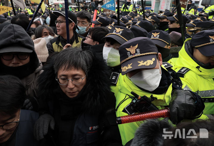 [서울=뉴시스] 정병혁 기자 = 12일 서울 중구 세종대로에서 열린 '내란주범 윤석열 즉각 탄핵, 구속 내란동조 국민의힘 해체' 노동자 시민대회를 마친 민주노총 조합원을 비롯한 참가자들이 대통령실 방향으로 행진하던 중 경찰과 대치하고 있다. 2024.12.12. jhope@newsis.com