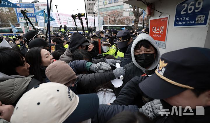 [서울=뉴시스] 정병혁 기자 = 12일 서울 중구 세종대로에서 열린 '내란주범 윤석열 즉각 탄핵, 구속 내란동조 국민의힘 해체' 노동자 시민대회를 마친 민주노총 조합원을 비롯한 참가자들이 대통령실 방향으로 행진하던 중 경찰과 대치하고 있다. 2024.12.12. jhope@newsis.com