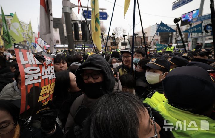 [서울=뉴시스] 정병혁 기자 = 12일 서울 중구 세종대로에서 열린 '내란주범 윤석열 즉각 탄핵, 구속 내란동조 국민의힘 해체' 노동자 시민대회를 마친 민주노총 조합원을 비롯한 참가자들이 대통령실 방향으로 행진하던 중 경찰과 대치하고 있다. 2024.12.12. jhope@newsis.com