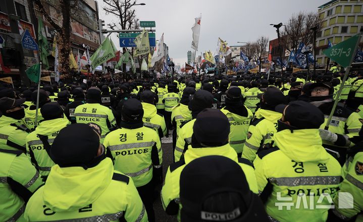 [서울=뉴시스] 정병혁 기자 = 12일 서울 중구 세종대로에서 열린 '내란주범 윤석열 즉각 탄핵, 구속 내란동조 국민의힘 해체' 노동자 시민대회를 마친 민주노총 조합원을 비롯한 참가자들이 대통령실 방향으로 행진하던 중 경찰과 대치하고 있다. 2024.12.12. jhope@newsis.com