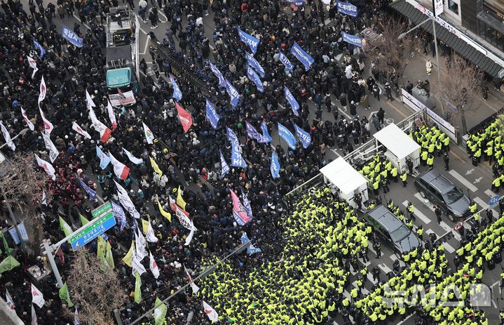 [서울=뉴시스] 정병혁 기자 = 12일 서울 중구 세종대로에서 열린 '내란주범 윤석열 즉각 탄핵, 구속 내란동조 국민의힘 해체' 노동자 시민대회를 마친 민주노총 조합원을 비롯한 참가자들이 대통령실 방향으로 행진하던 중 경찰과 대치하고 있다. 2024.12.12. jhope@newsis.com