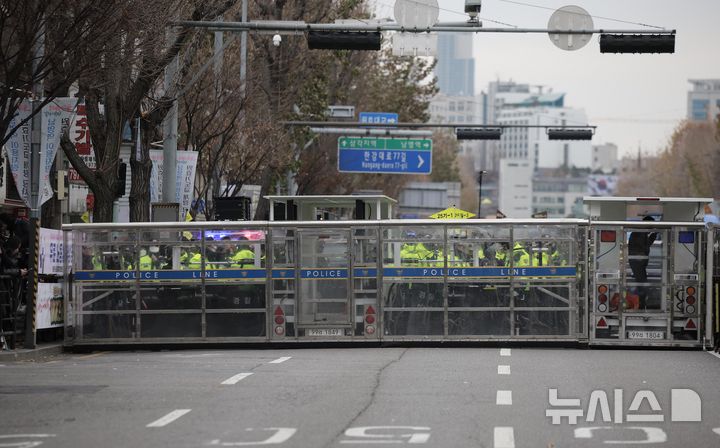 [서울=뉴시스] 정병혁 기자 = 12일 서울 중구 세종대로에서 열린 '내란주범 윤석열 즉각 탄핵, 구속 내란동조 국민의힘 해체' 노동자 시민대회를 마친 민주노총 조합원을 비롯한 참가자들이 대통령실 방향으로 행진하는 가운데 경찰이 바리케이트를 설치하고 있다. 2024.12.12. jhope@newsis.com