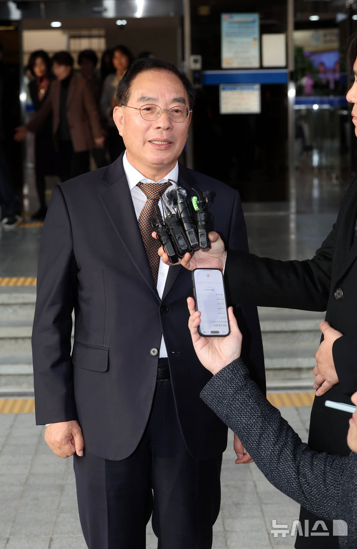 [부산=뉴시스] 하경민 기자 = 대법원에서 당선 무효형을 확정받은 하윤수 부산교육감이 12일 부산 부산진구 부산시교육청 중앙현관에서 입장을 밝히고 있다. 2024.12.12. yulnetphoto@newsis.com