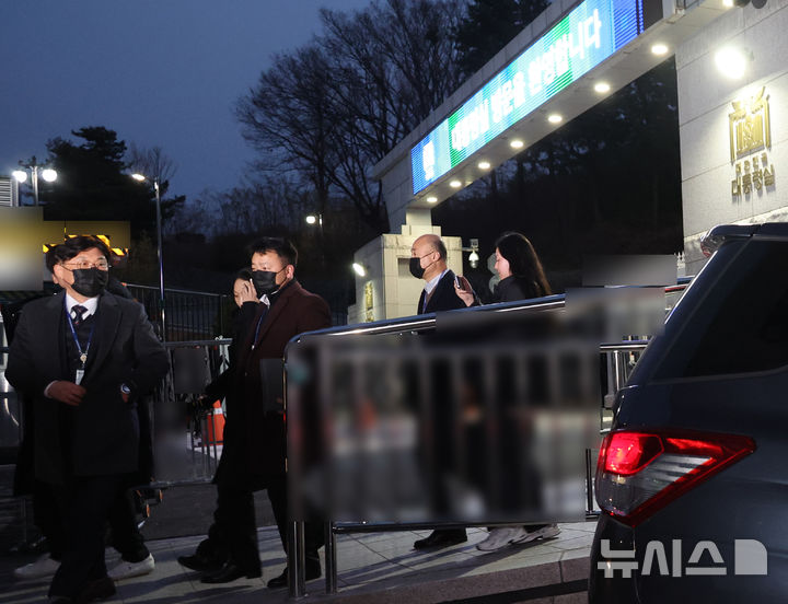 [서울=뉴시스] 최진석 기자 = 합동참모본부 측의 임의제출 자료 확보에 나선 12.3 비상계엄 사태를 수사하는 경찰 국가수사본부 비상계엄 특별수사단이 12일 서울 용산 대통령실 민원실에서 나와 차량으로 이동하고 있다. (대통령실통신사진기자단) 2024.12.12. myjs@newsis.com