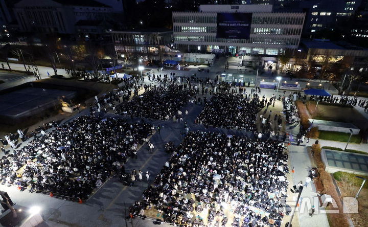 [서울=뉴시스] 추상철 기자 = 연세대 총학생회가 12일 오후 서울 마포구 연세대학교에서 '윤석열 대통령의 비상계엄 선포에 따른 학생총회 및 연세인 시국선언대회'를 하고 있다. 2024.12.12. scchoo@newsis.com