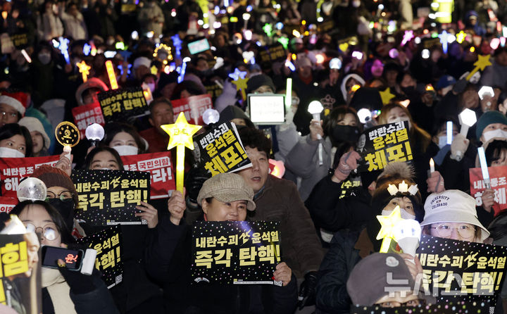 [서울=뉴시스] 최동준 기자 = 12일 서울 영등포구 국회 앞에서 촛불집회 참가자들이 윤석열 대통령 탄핵을 촉구하고 있다. 2024.12.12. photocdj@newsis.com