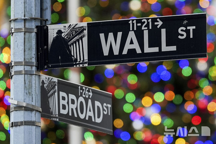 [뉴욕=AP/뉴시스] 미국 뉴욕 뉴욕증권거래소(NYSE) 인근 표지판. 2025.02.26.