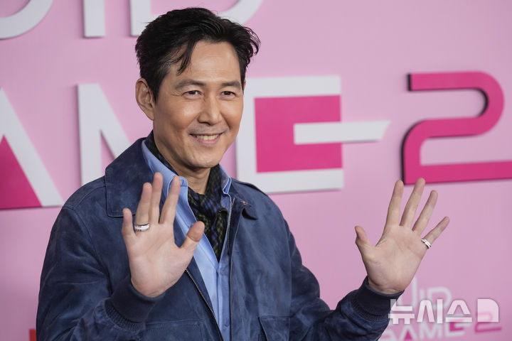 [로스앤젤레스=AP/뉴시스] 배우 이정재가 12일(현지시각) 미 캘리포니아주 로스앤젤레스의 시티 칼리지에서 열린 '오징어 게임' 시즌 2 시사회장에 도착해 인사하고 있다. 2024.12.13.