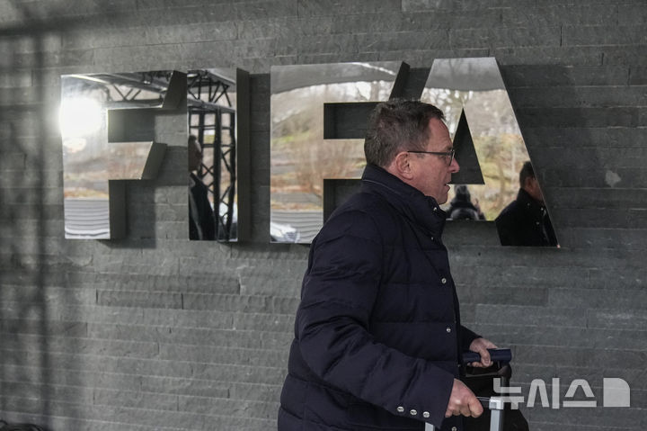 [취리히=AP/뉴시스] 스위스 취리히에 위치한 국제축구연맹(FIFA) 본부에 새겨진 FIFA 엠블럼. 2024.12.13.