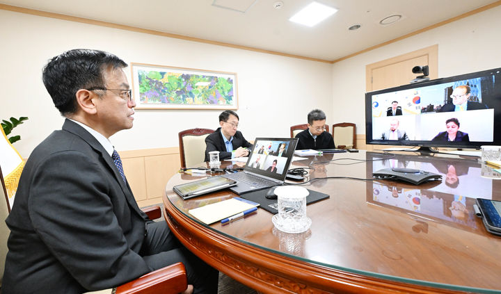 [세종=뉴시스]최상목 경제부총리 겸 기획재정부 장관은 12일 서울 종로구 정부서울청사에서 제임스 롱스돈 국제신용평가사 Fitch 국가신용등급 글로벌 총괄과 화상회의를 하고 있다. *재판매 및 DB 금지