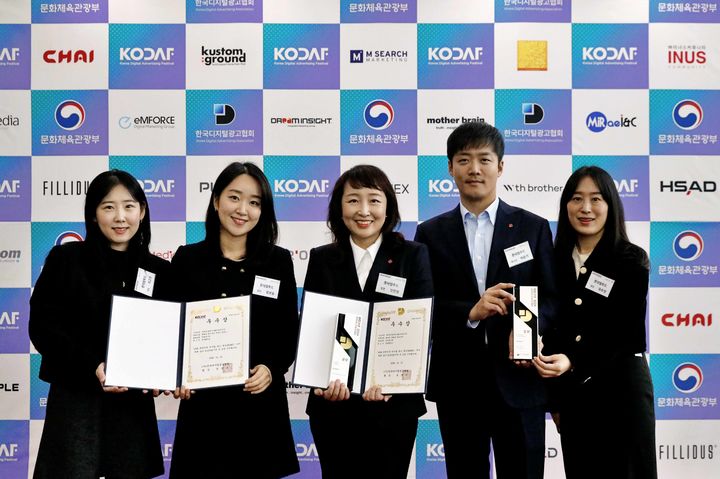 신민정 롯데웰푸드 IMC팀장(가운데)을 비롯한 구성원들이 4개 상을 들고 포즈를 취하고 있다.(사진=롯데웰푸드 제공) *재판매 및 DB 금지