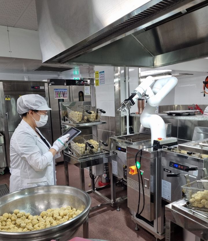 [안동=뉴시스] 고등학교 조리로봇. (사진=뉴시스 DB). photo@newsis.com *재판매 및 DB 금지