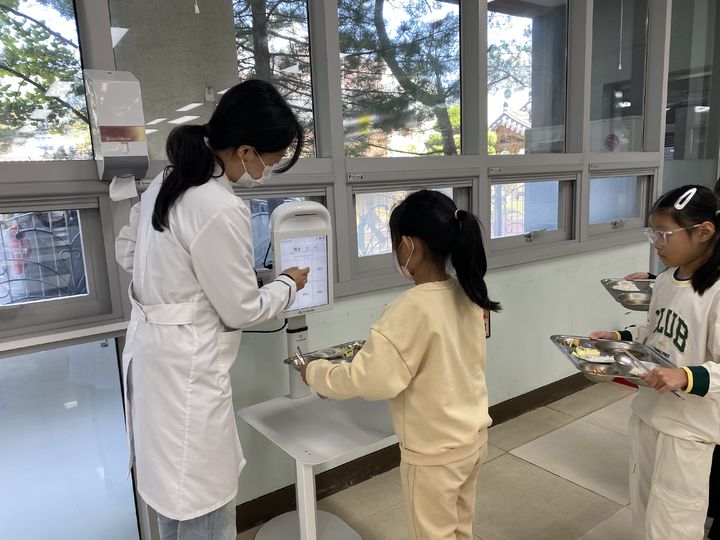 [안동=뉴시스] 구미봉곡초등학교의 푸드스캐너. (사진=경북교육청 제공) 2024.12.13. photo@newsis.com *재판매 및 DB 금지
