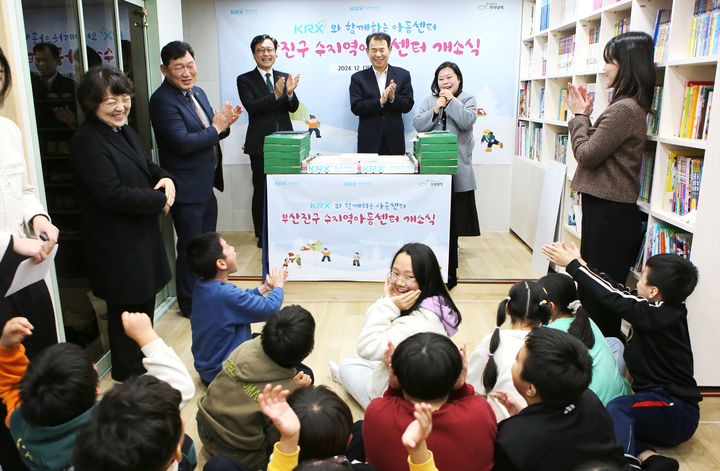 한국거래소는 지난 12일 부산 부산진구 '수 지역아동센터'에서 리모델링 공사완공을 기념하는 'KRX지역아동센터' 개소식을 개최했다. (왼쪽부터) 류외수 부산진구청 복지교육국장, 박희용 부산광역시의원. phto@newsis.com *재판매 및 DB 금지