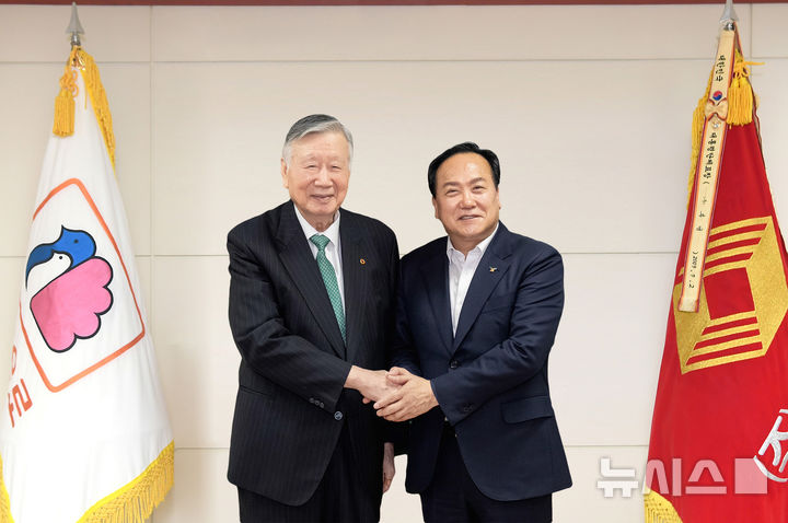 [오산=뉴시스] 이권재 시장이(사진 오른쪽)이 지난 11일 서울 중구 소재 부영그룹 본사를 방문해 이중근 회장과 면담을 벌인 뒤 기념사진을 찍고 있다. (사진 = 오산시 제공) 2024.12.13.photo@newsis.com 