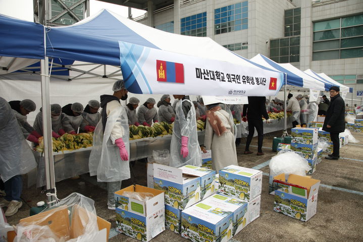 마산대학교 외국인 유학생 봉사단 13일 사랑의 김장 나누기 축제 동참.(사진=마산대 제공) 2024.12.13. *재판매 및 DB 금지