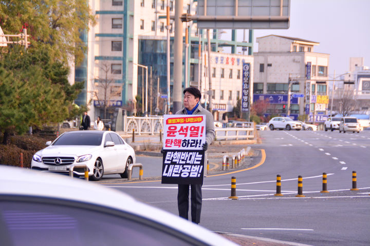 [전주=뉴시스] 최정규 기자 = 우범기 전북 전주시장이 두번째 탄핵소추안 국회 표결을 하루 앞두고 전주시 서신동 롯데백화점 일원에서 윤 대통령 탄핵 1인 시위를 벌이고 있다. *재판매 및 DB 금지