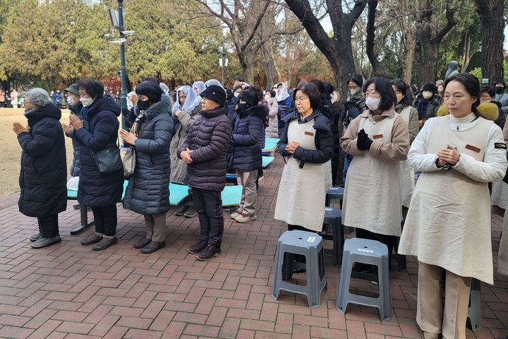 [대구=뉴시스] 이상제 기자= 13일 대구 중구 남산동 성모당에서 천주교 대구대교구가 시국 안정과 청년들의 미래를 위한 십자가의 길과 미사를 하고 있다. 2024.12.13. king@newsis.com *재판매 및 DB 금지