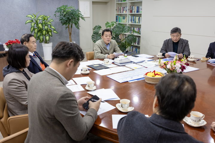 [수원=뉴시스] 민생경제 현안 비상대책 간담회. (사진=수원시 제공) 2024.12.13. photo@newsis.com *재판매 및 DB 금지