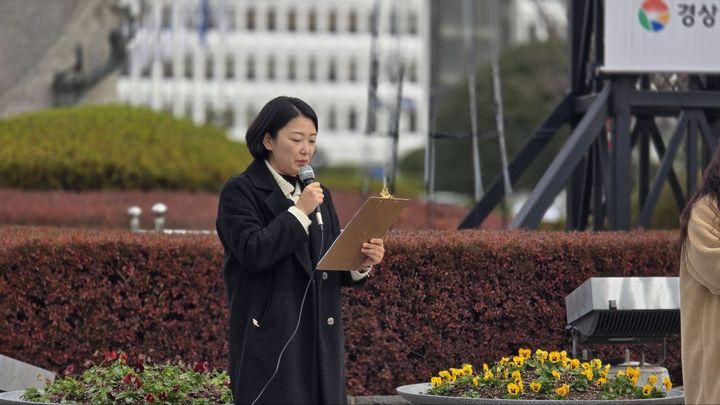 [창원=뉴시스] 강경국 기자 = 윤석열 대통령에 대한 두 번째 탄핵소추안 표결을 하루 앞둔 13일 경남도내 청년 시민사회단체로 구성된 경남청년유니온 회원들이 경남도청 앞에서 시국선언을 하고 있다. (사진=창원시청 제공). 2024.12.13. photo@newsis.com *재판매 및 DB 금지