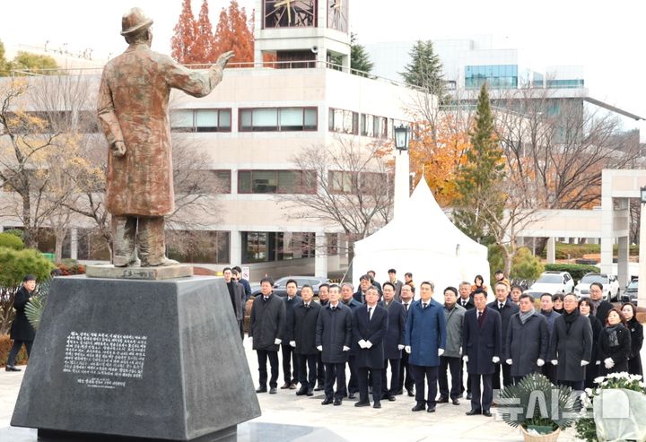 [포항=뉴시스] 경북 포항시·포항시의회가 13일 고(故) 청암 박태준 포스코 명예회장의 서거 13주기를 맞아 포스텍 노벨동산에서 추모 행사를 했다. 이강덕 포항시장과 포항시 간부 직원, 김일만 시의회 의장과 의원들이 헌화한 후 청암을 추모하고 있다. (사진=포항시 제공) 2024.12.13. photo@newsis.com