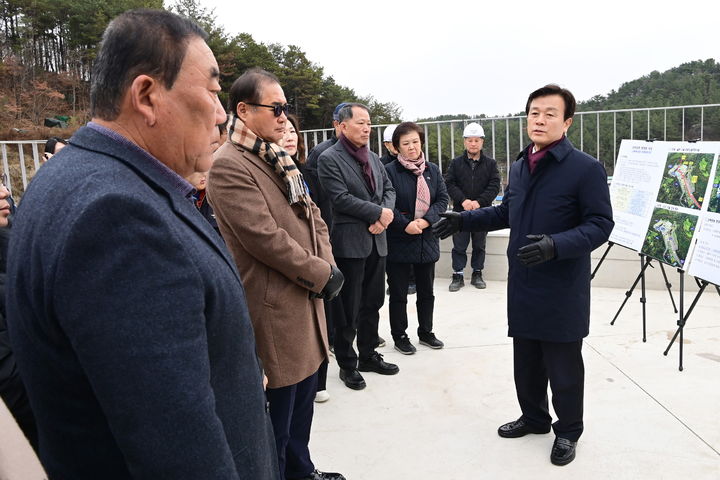 [진주=뉴시스]조규일 진주시장, ‘안락공원 현대화사업’ 1단계 사업 완료 현장점검.(사진=진주시 제공).2024.12.13.photo@newsis.com *재판매 및 DB 금지