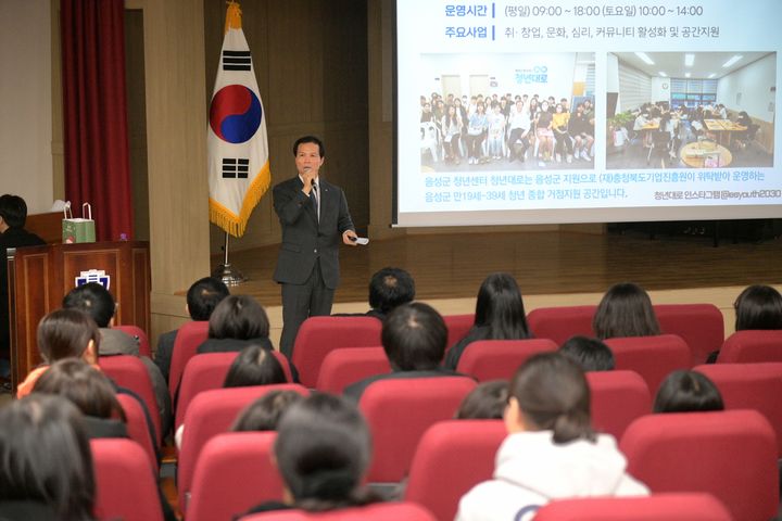 [음성=뉴시스] 조병옥 충북 음성군수가 13일 오전 모교인 음성고교에서 3학년 재학생 150여 명을 대상으로 특강하고 있다. 조 군수는 9급 공무원으로 공직에 들어와 군수까지 성장하는 과정을 설명하면서 수능시험을 마치고 진로를 고민하는 후배들을 응원했다. (사진=음성군 제공) 2024.12.13. photo.newsis.com *재판매 및 DB 금지