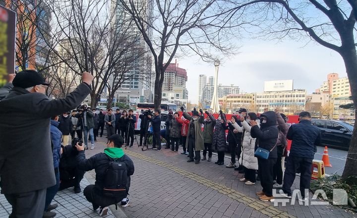 [울산=뉴시스] 박수지 기자 = 13일 오후 울산시 남구 신정동에 위치한 국민의힘 김상욱 의원(울산 남구갑) 사무실 앞에 대한민국우파국민 등 우파 성향 단체가 항의 집회를 벌이고 있다. 2024.12.13. parksj@newsis.com