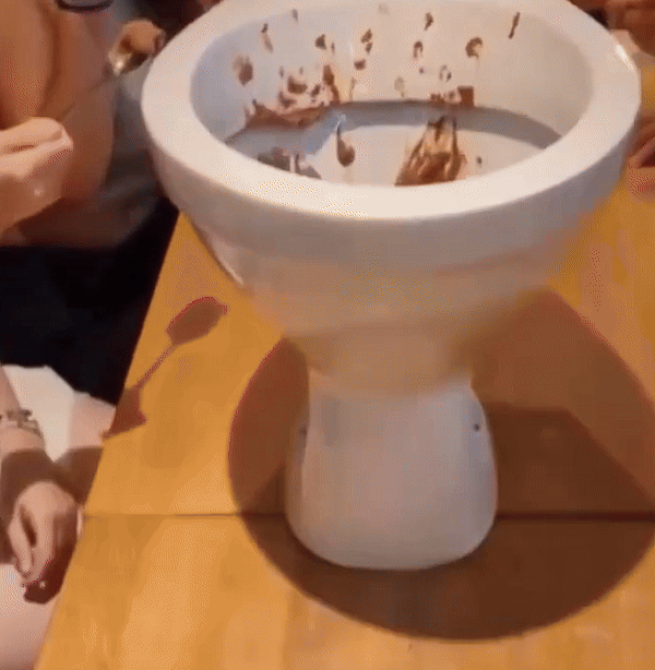 [서울=뉴시스]변기에 담긴 아이스크림의 비주얼이 충격적이다.(사진=프리프레스저널) *재판매 및 DB 금지 *재판매 및 DB 금지