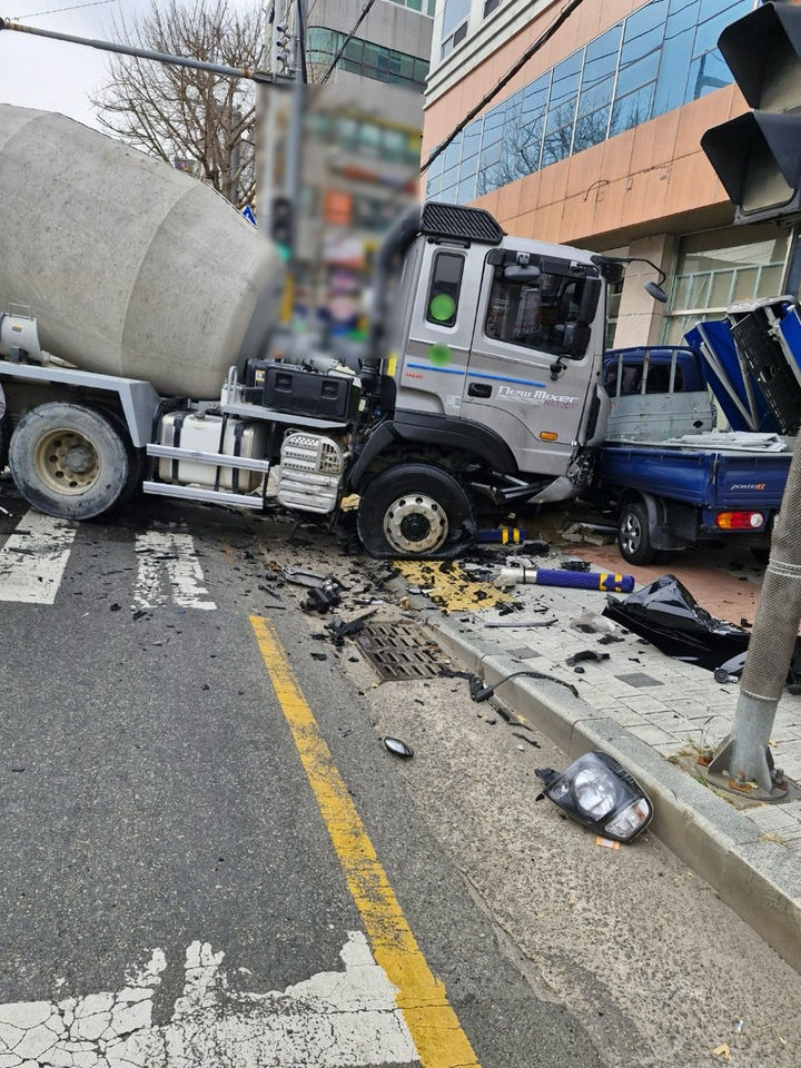 [부산=뉴시스] 13일 오전 10시25분께 부산의 한 공사장 인근 도로에서 레미콘 차량이 다른 차량 여러대를 들이받는 사고를 내 5명이 중·경상을 입었다. (사진=부산경찰청 제공) 2024.12.13. photo@newsis.com *재판매 및 DB 금지