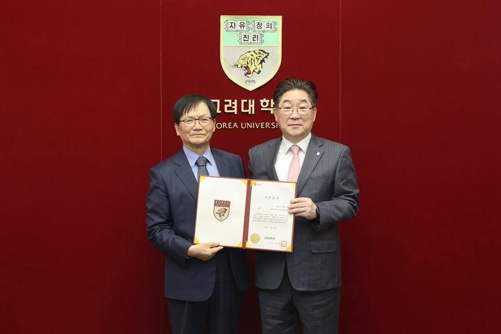 12일 김동원 고려대 총장(오른쪽)과 오동구 신산종합 회장이 기부식 기념사진을 찍고 있다. (사진=고려대 제공) *재판매 및 DB 금지