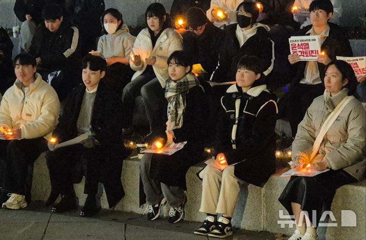 [청주=뉴시스] 연현철 기자 = 13일 충북대학교 개신문화관 지하광장에서 열린 '윤석열 즉각 퇴진을 위한 충북대 학생 1차 행동의 날' 촛불집회에 참가한 학생들이 촛불과 피켓을 들고 윤석열 대통령 즉각 퇴진을 촉구하고 있다. 2024.12.13. yeon0829@newsis.com